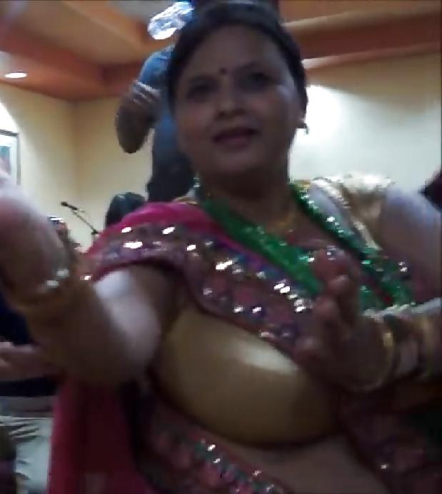 6P Huge boobs indian aunty, dancing in party... just 4 titfuck
