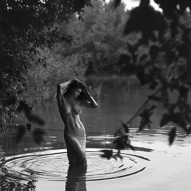 25P Perfect Storm - Beautiful Women Outdoor In Water
