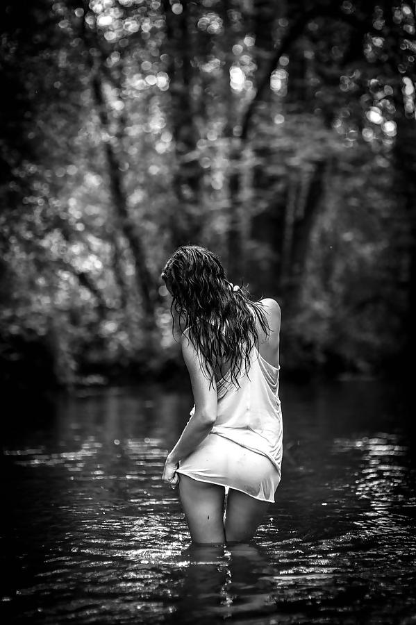 25P Perfect Storm - Beautiful Women Outdoor In Water