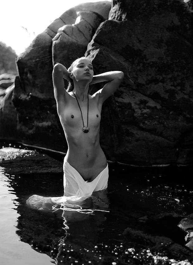 25P Perfect Storm - Beautiful Women Outdoor In Water