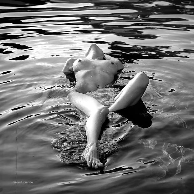 25P Perfect Storm - Beautiful Women Outdoor In Water