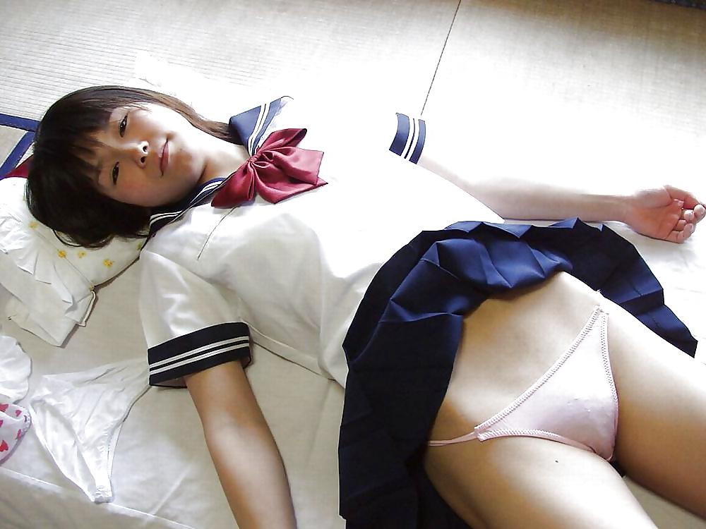 24P Japanese upskirt panties 4