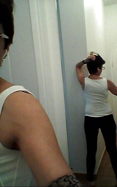 9P Greek milf selfies...