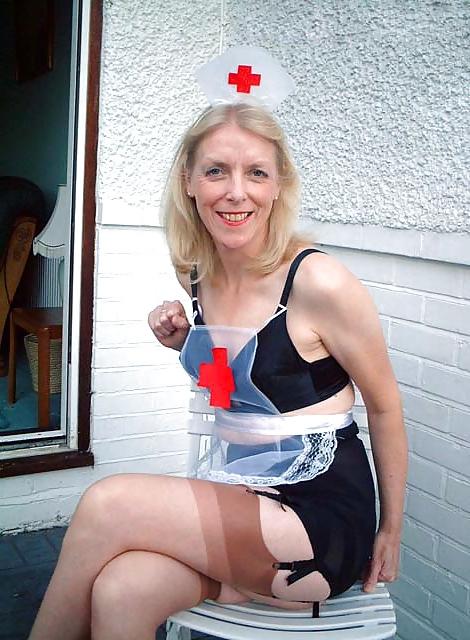 22P Mature leggy lady dresses up