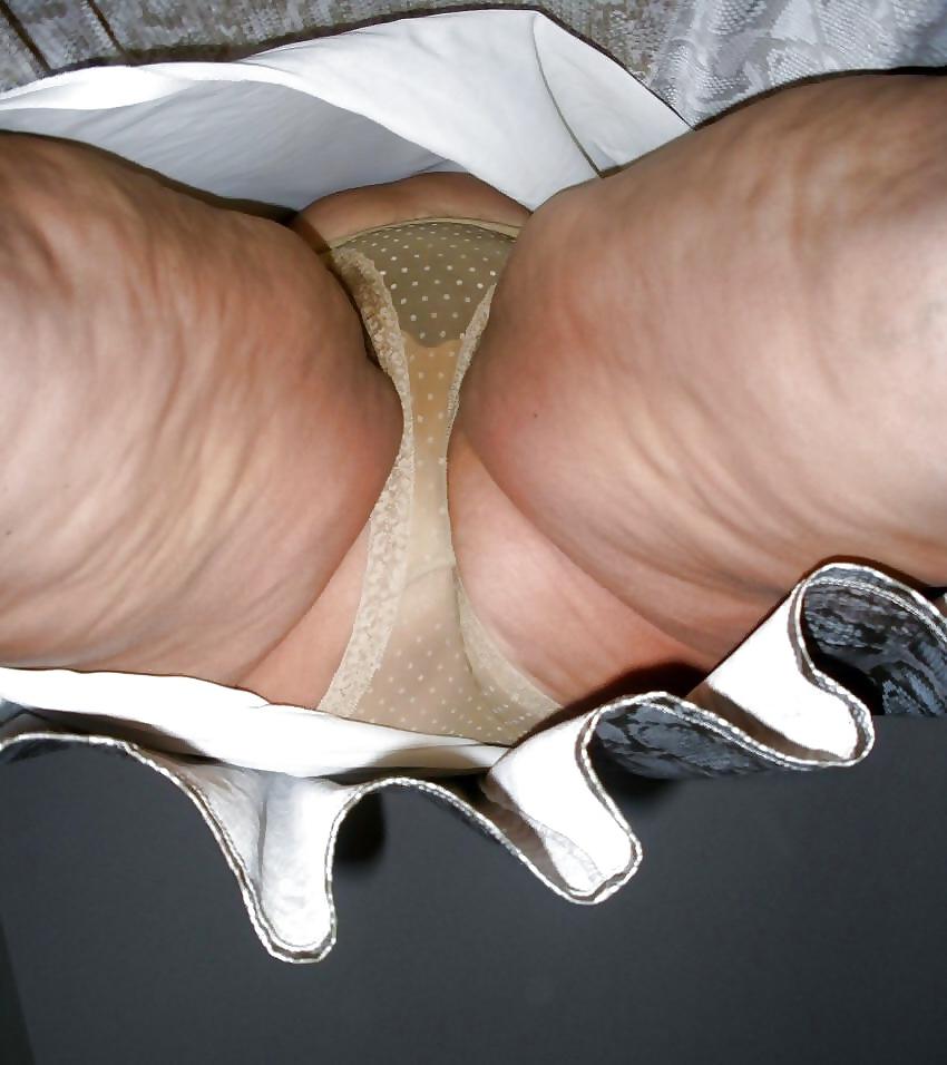 25P Culotte mamies sous les jupes