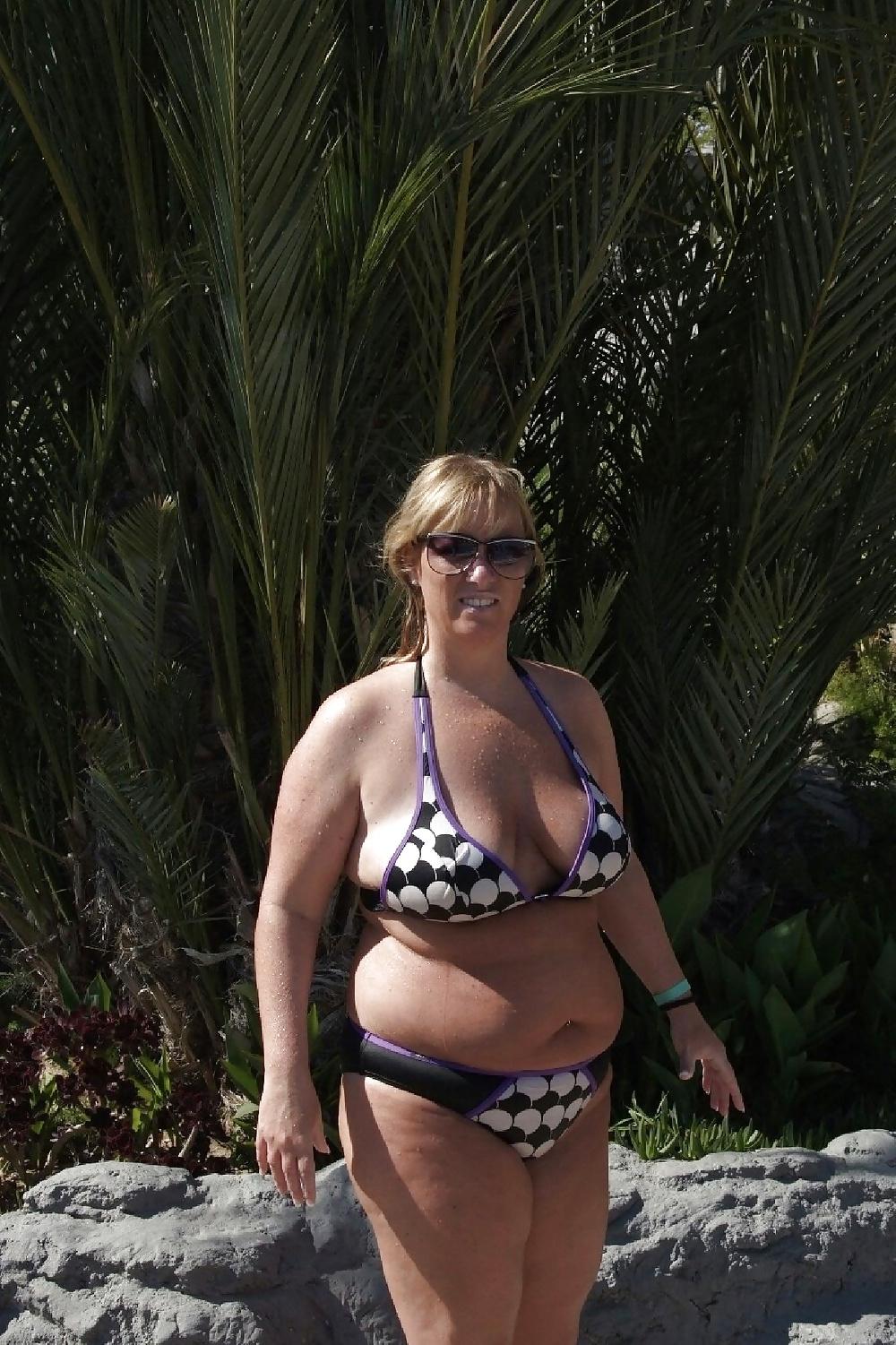 25P More voluptuous hot women in bikinis