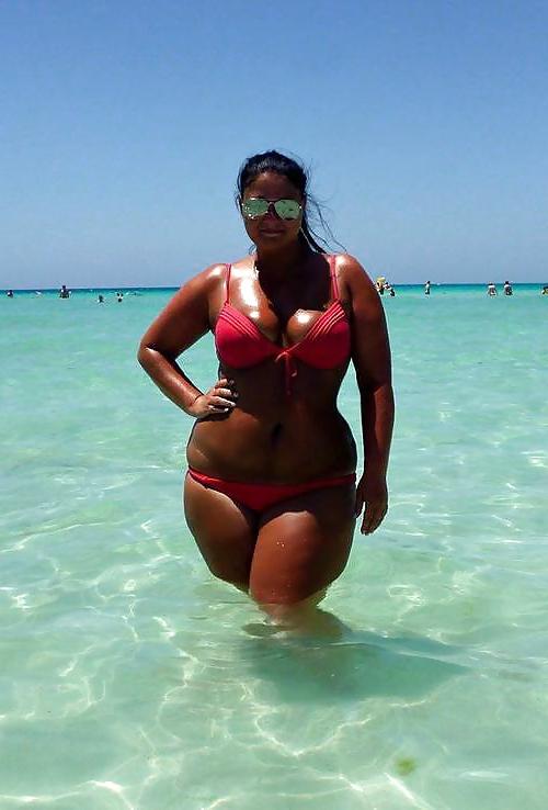 25P More voluptuous hot women in bikinis