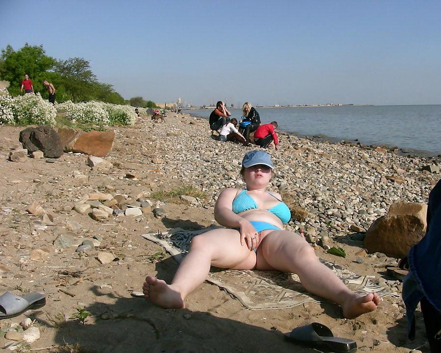 25P More voluptuous hot women in bikinis