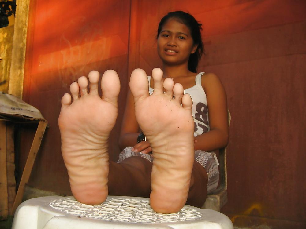 25P Asian girls feet