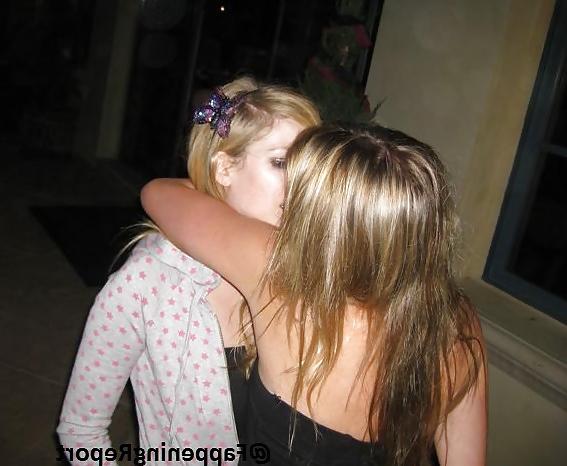 16P Avril Lavigne Nude and Non-nude Hot Photos