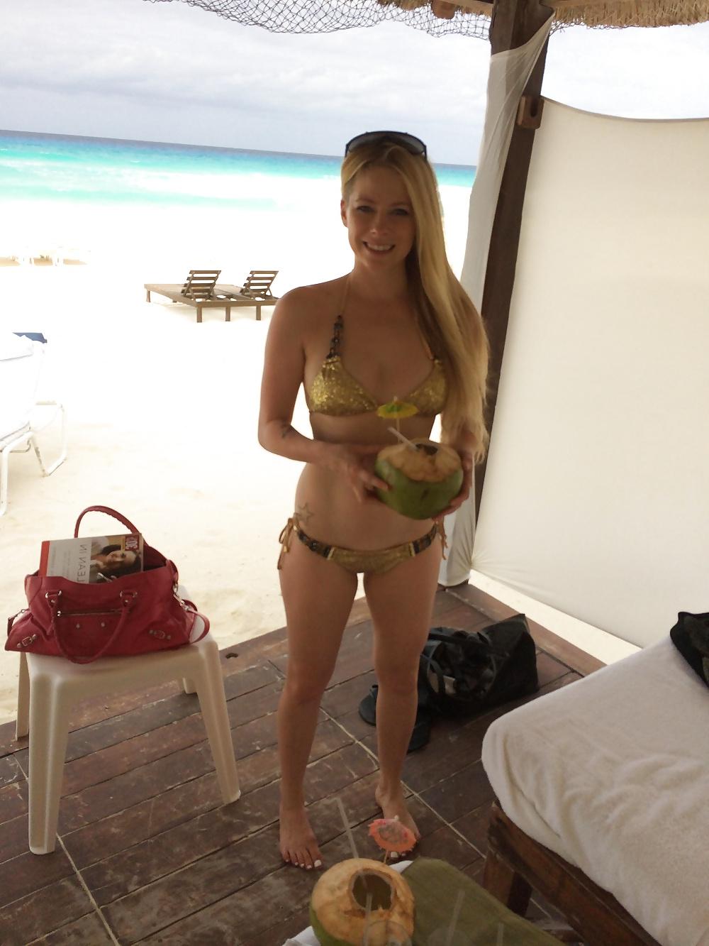 16P Avril Lavigne Nude and Non-nude Hot Photos
