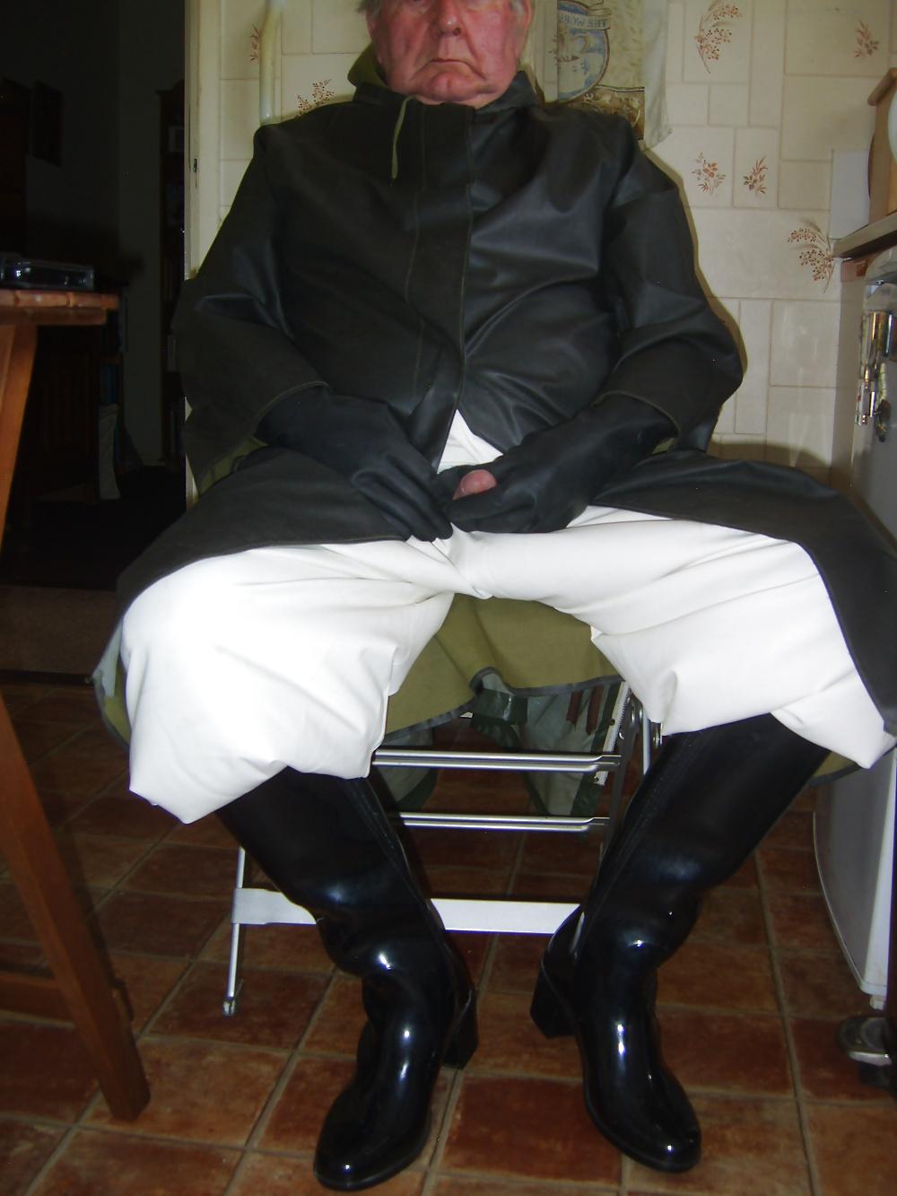 25P Relaxing in rubber.
