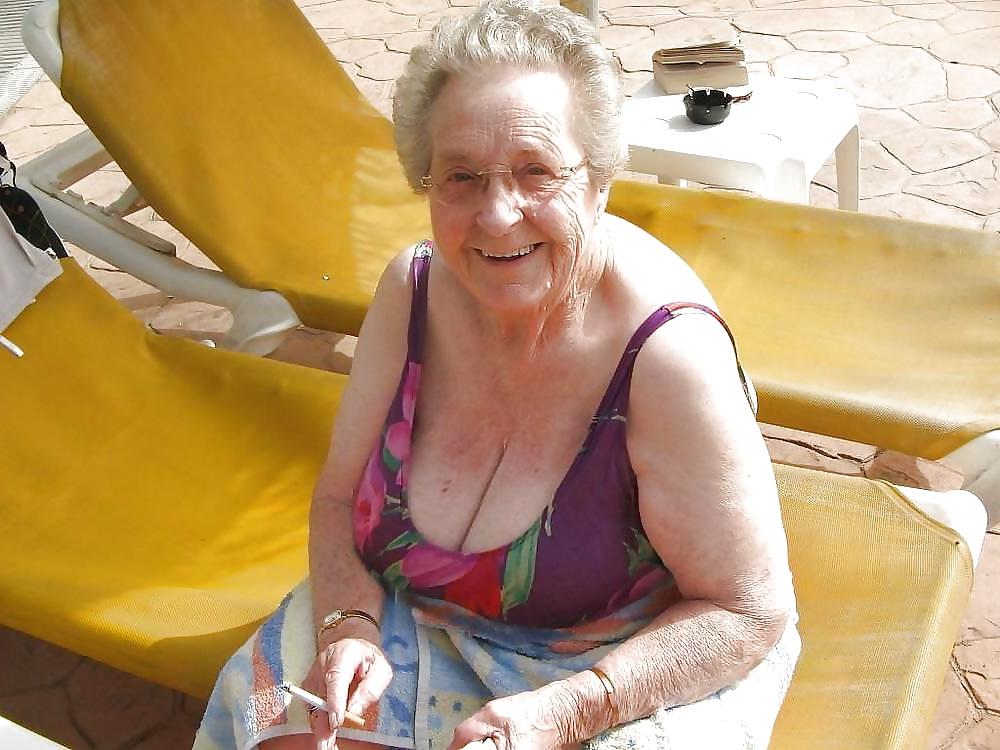 25P Very Old Granny