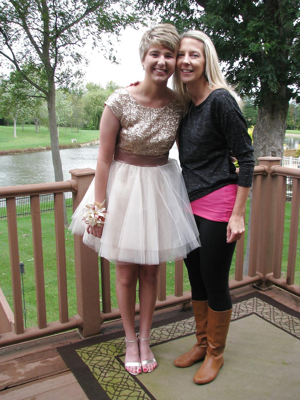 11P Mother Mummy and NOT her daughter