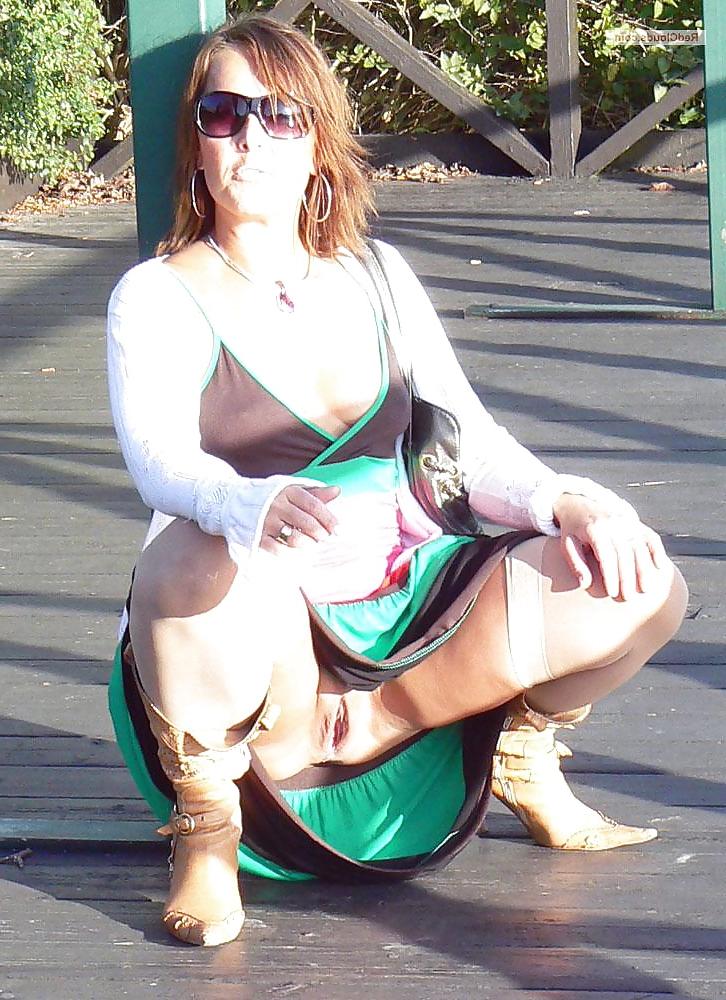 25P Upskirt No Panties 3