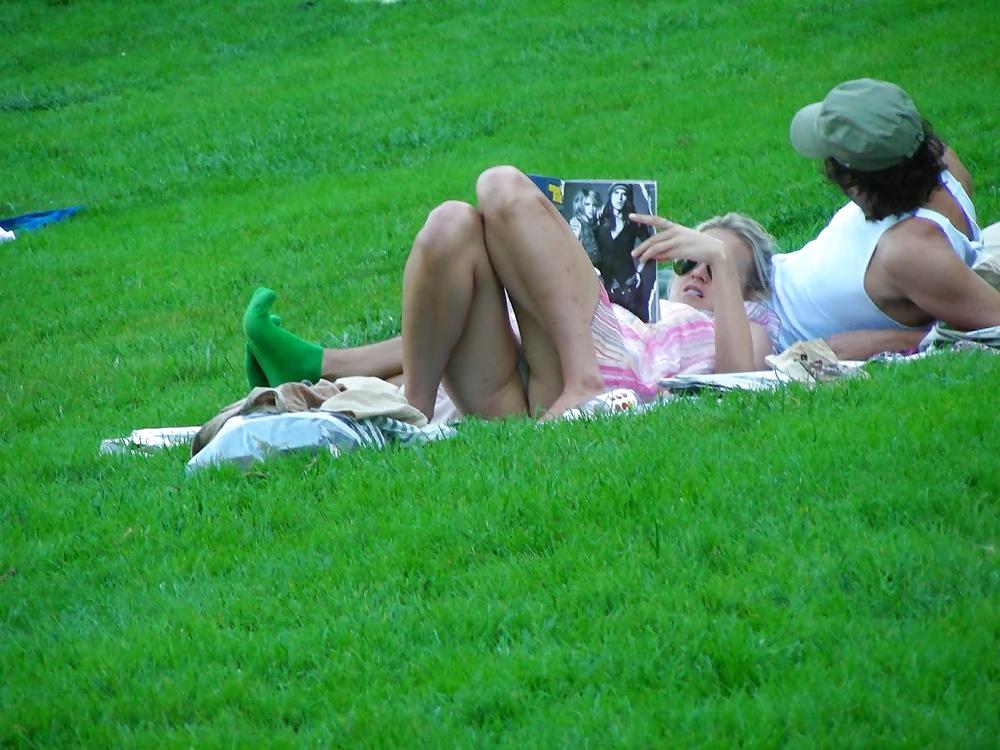 25P Girls going Commando