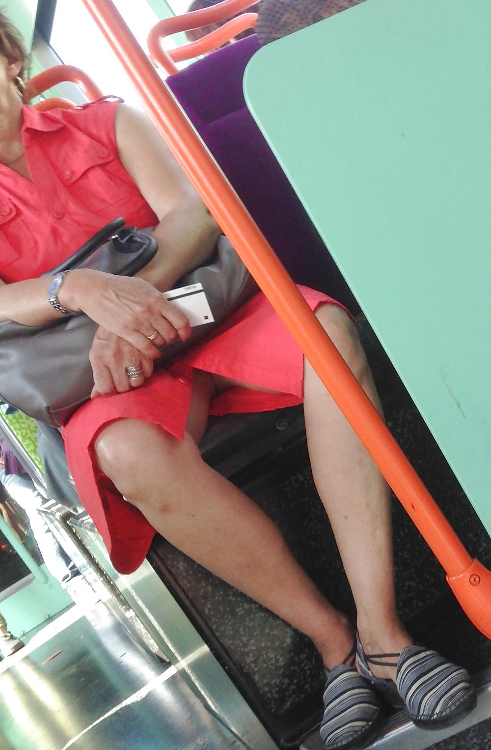 11P Granny upskirt no pantie