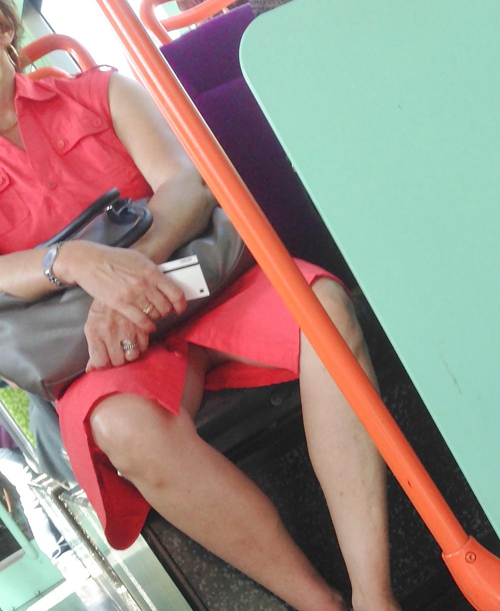 11P Granny upskirt no pantie