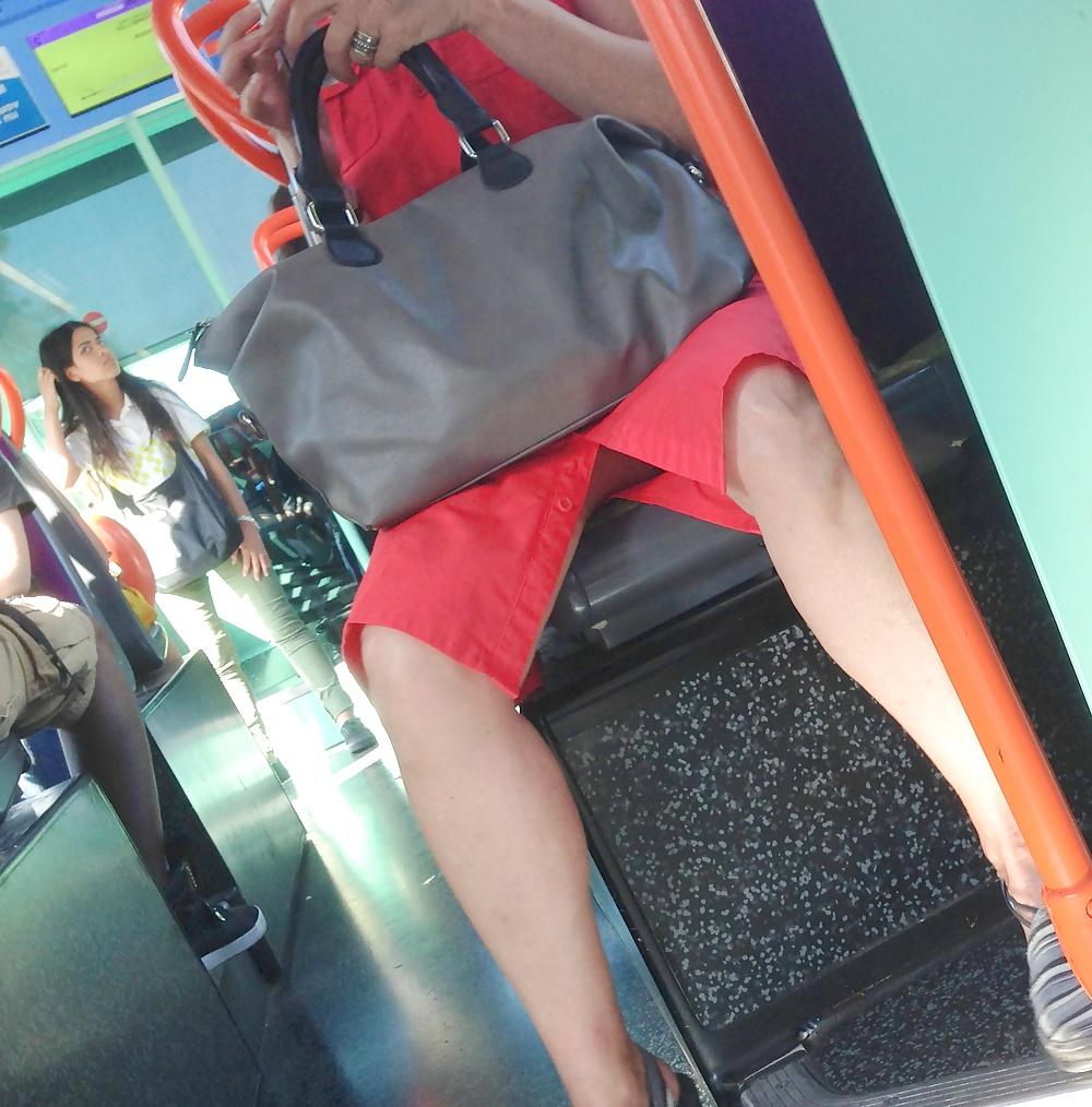 11P Granny upskirt no pantie