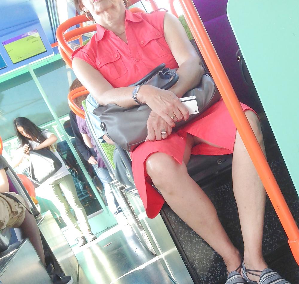 11P Granny upskirt no pantie