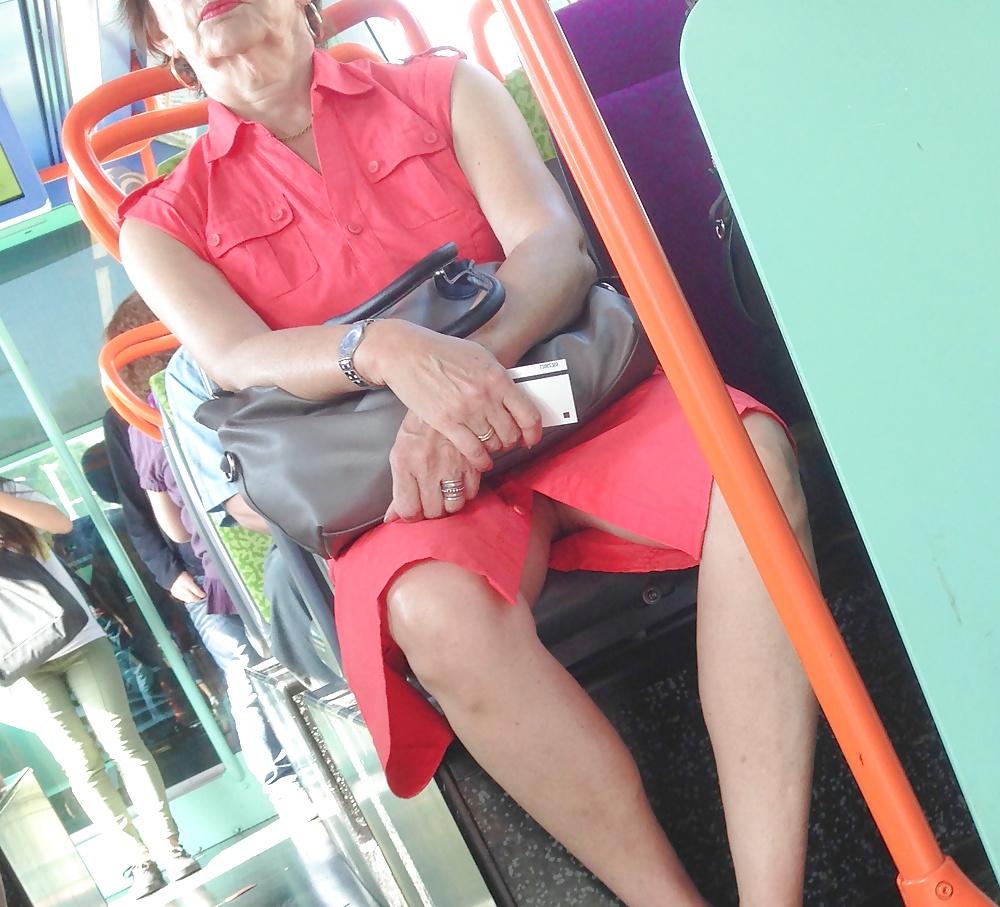 11P Granny upskirt no pantie