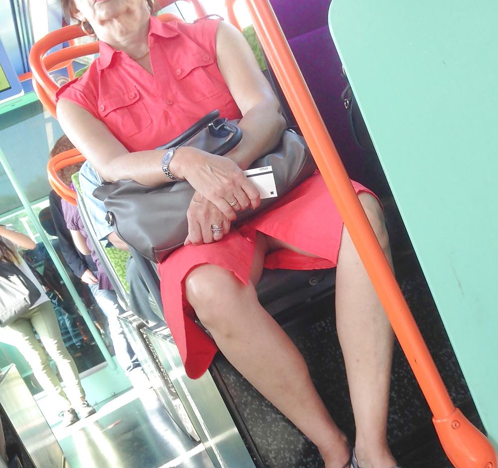 11P Granny upskirt no pantie