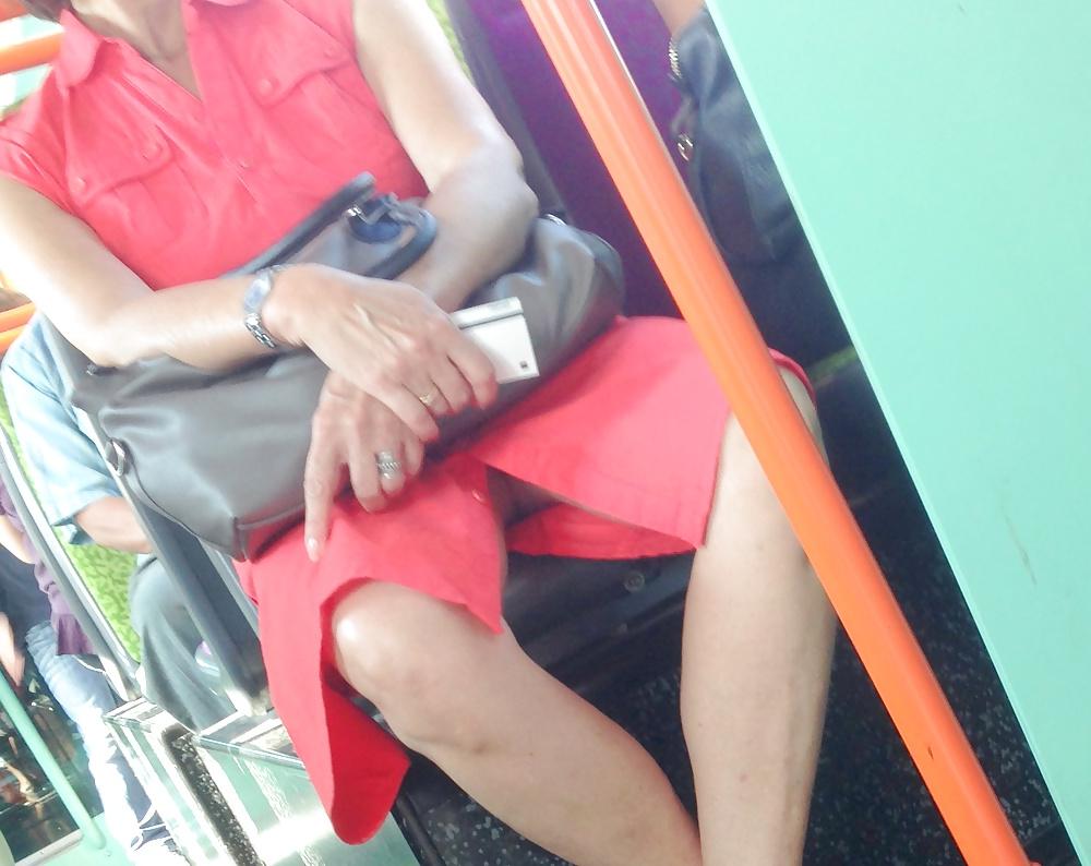 11P Granny upskirt no pantie