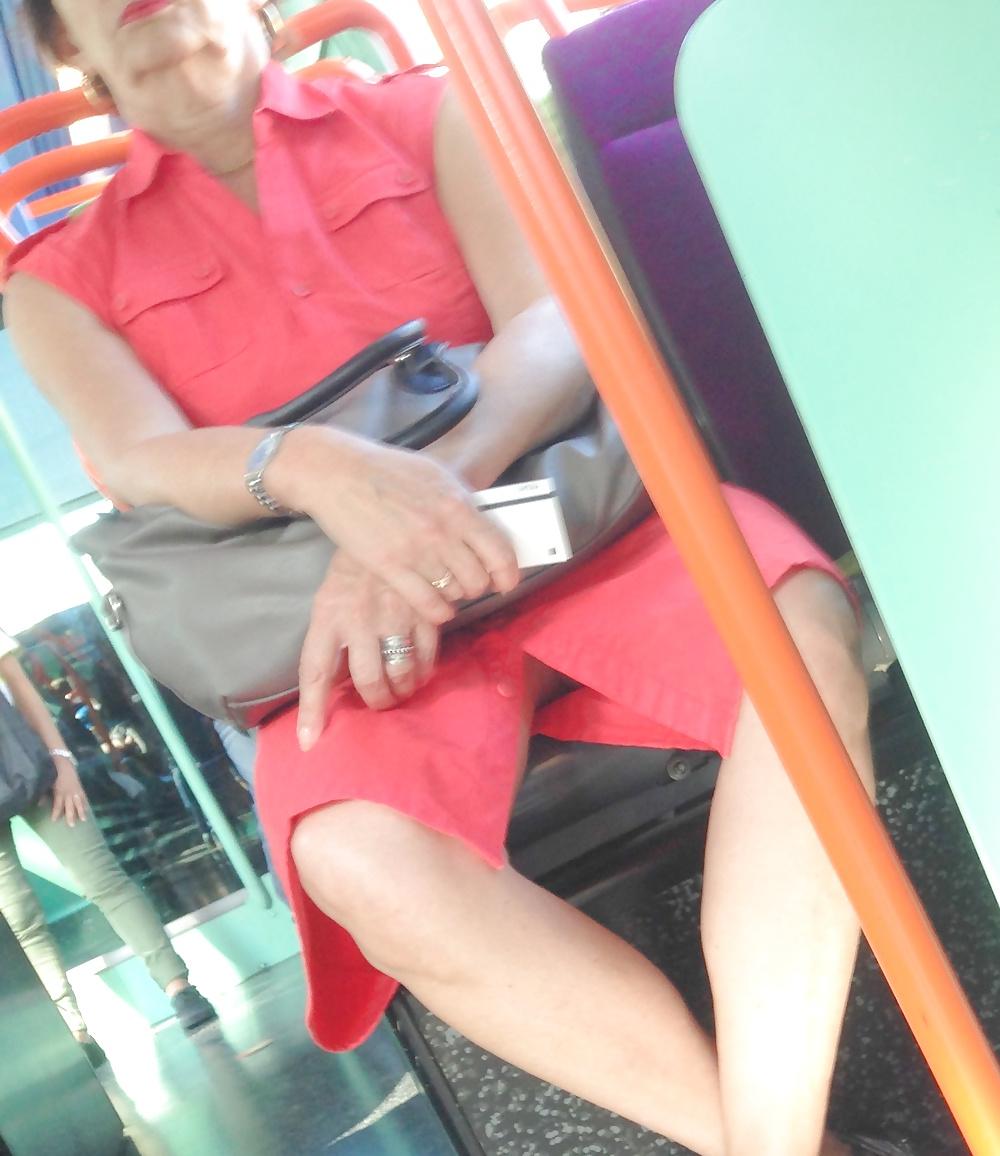 11P Granny upskirt no pantie