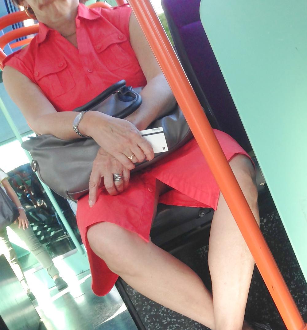 11P Granny upskirt no pantie