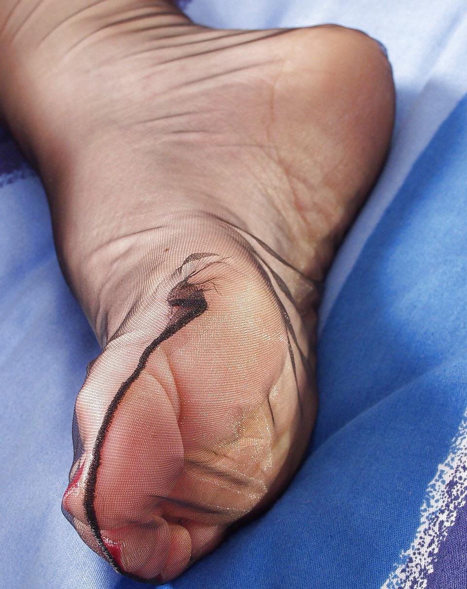 25P Nylon feet in close up