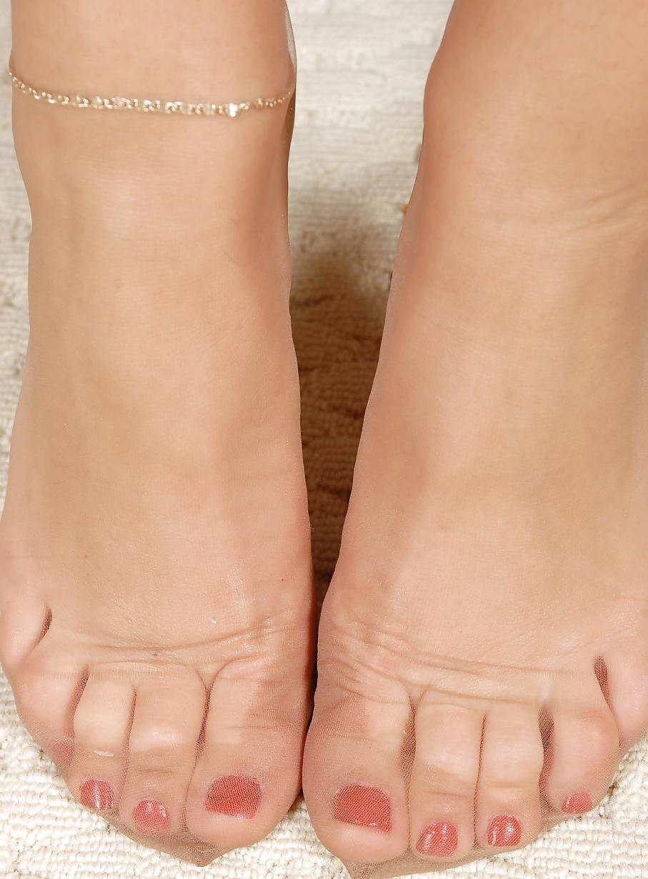 25P Nylon feet in close up
