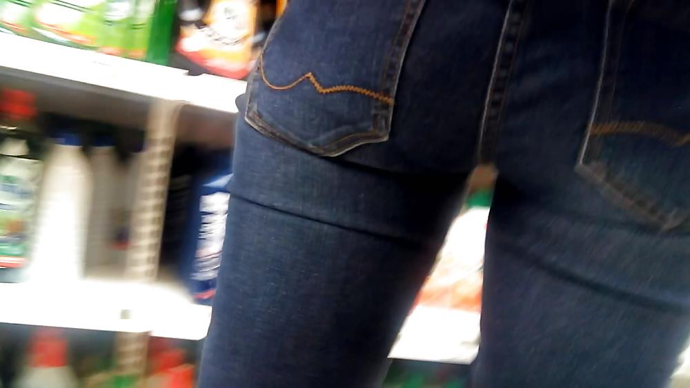 8P Beau cul   jean     very nice butt