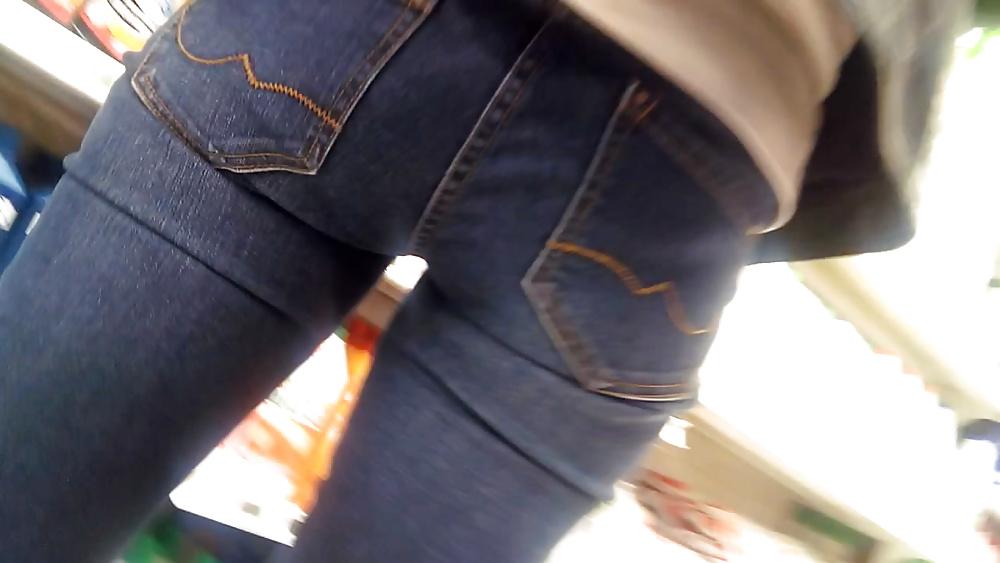 8P Beau cul   jean     very nice butt
