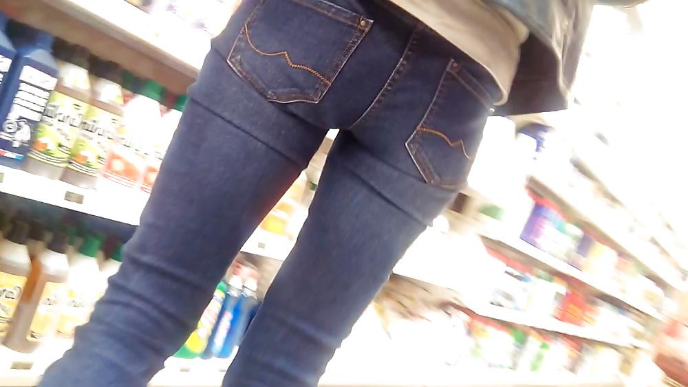 8P Beau cul   jean     very nice butt