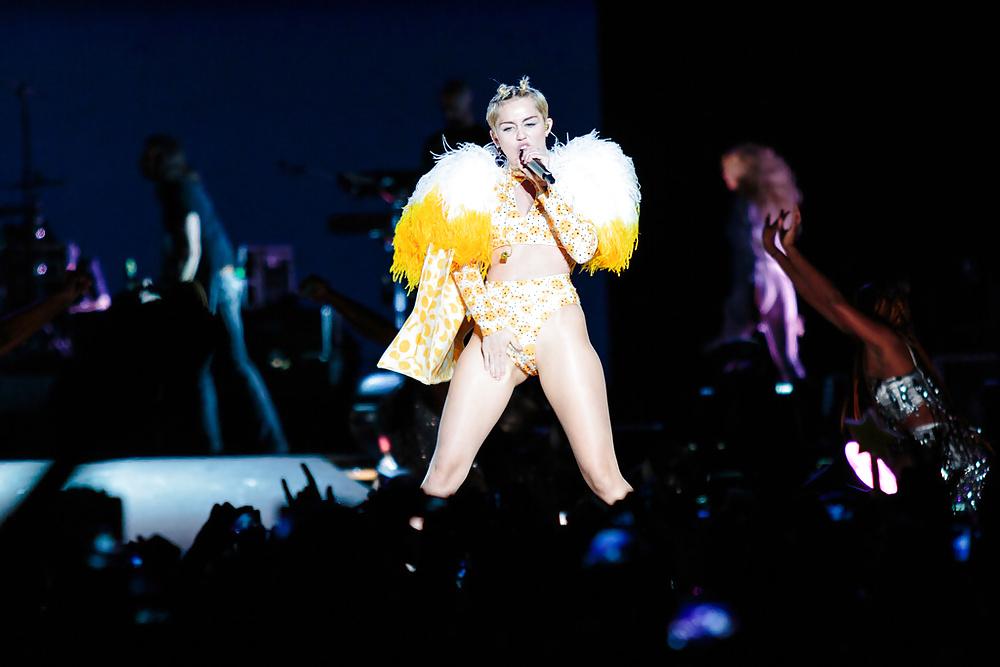 9P Miley Cyrus – Enge Teenie-Schlampe für einen harten Fick