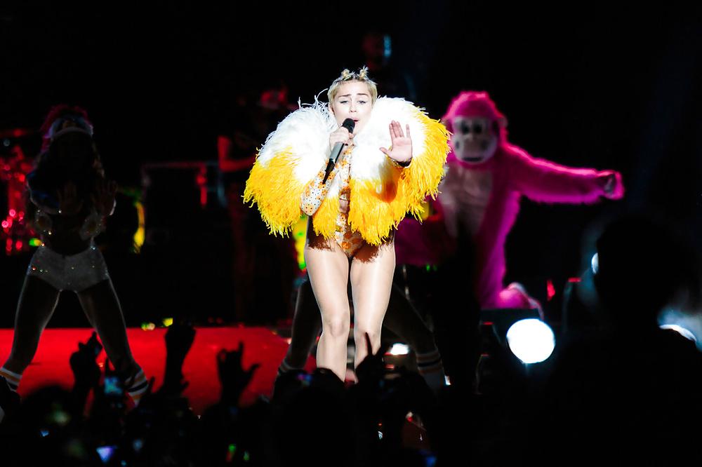 9P Miley Cyrus – Enge Teenie-Schlampe für einen harten Fick