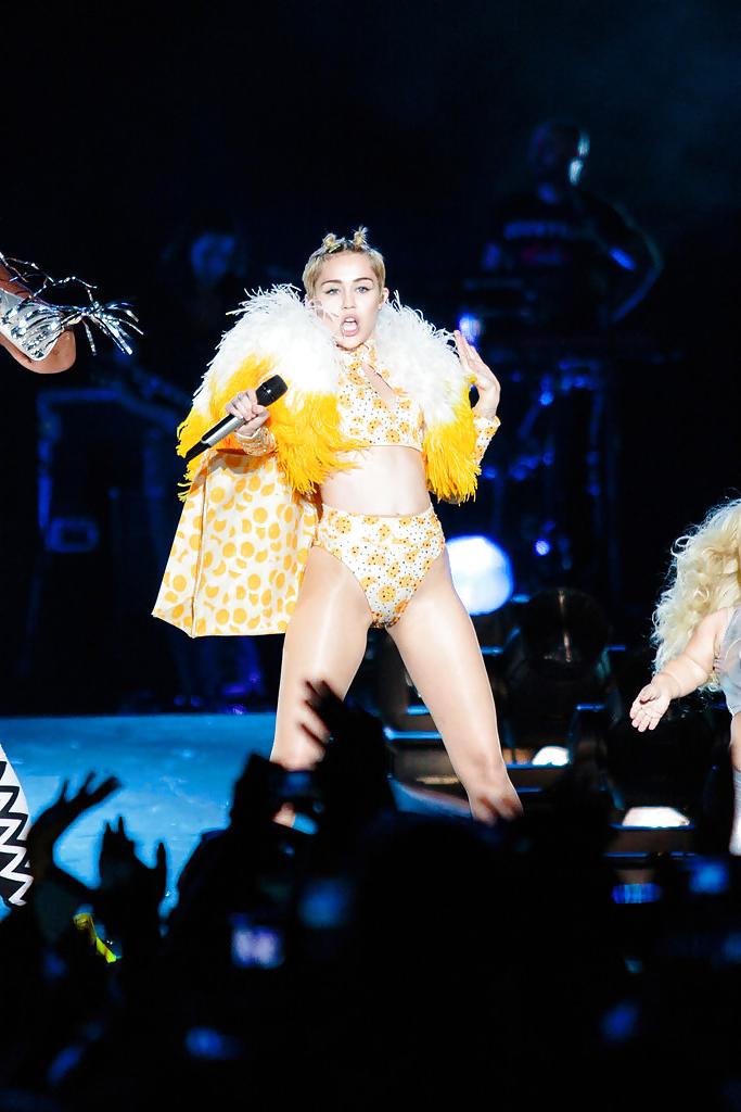 9P Miley Cyrus – Enge Teenie-Schlampe für einen harten Fick