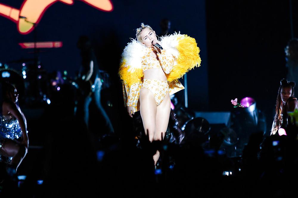 9P Miley Cyrus – Enge Teenie-Schlampe für einen harten Fick