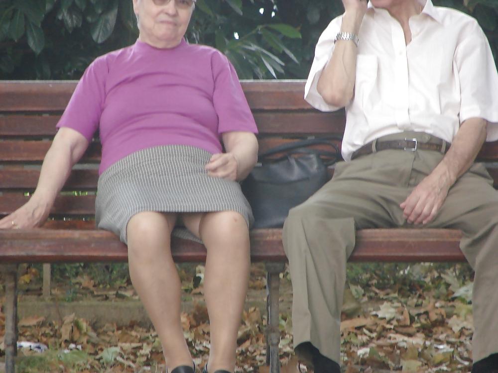 5P Granny upskirt