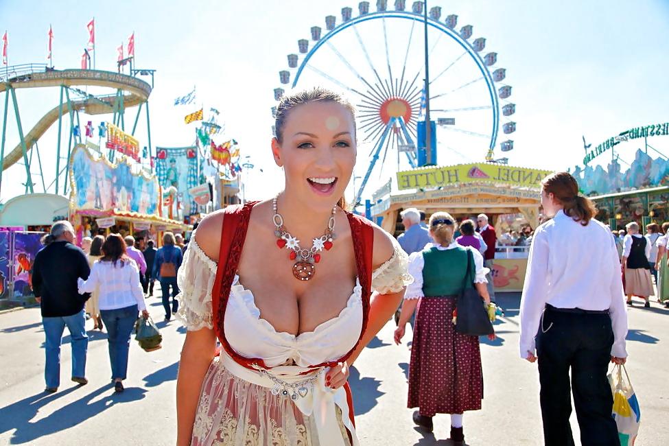 14P Heisse Frauen im Dirndl