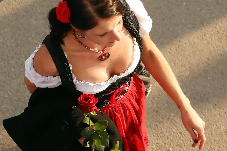 14P Heisse Frauen im Dirndl