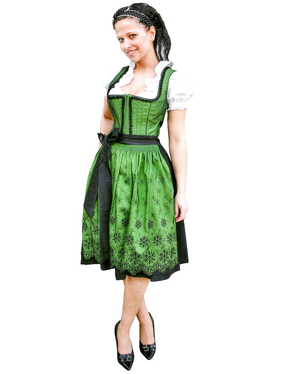 14P Heisse Frauen im Dirndl