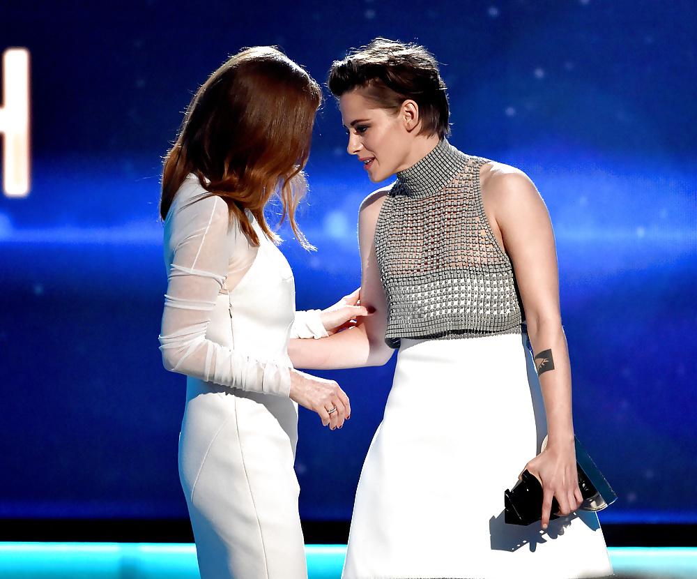 25P Kristen Stewart nip Hollywood Film Awards