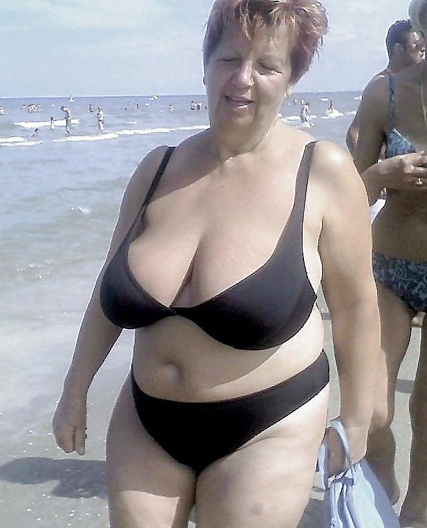 25P Bikini milfs and grannies 2