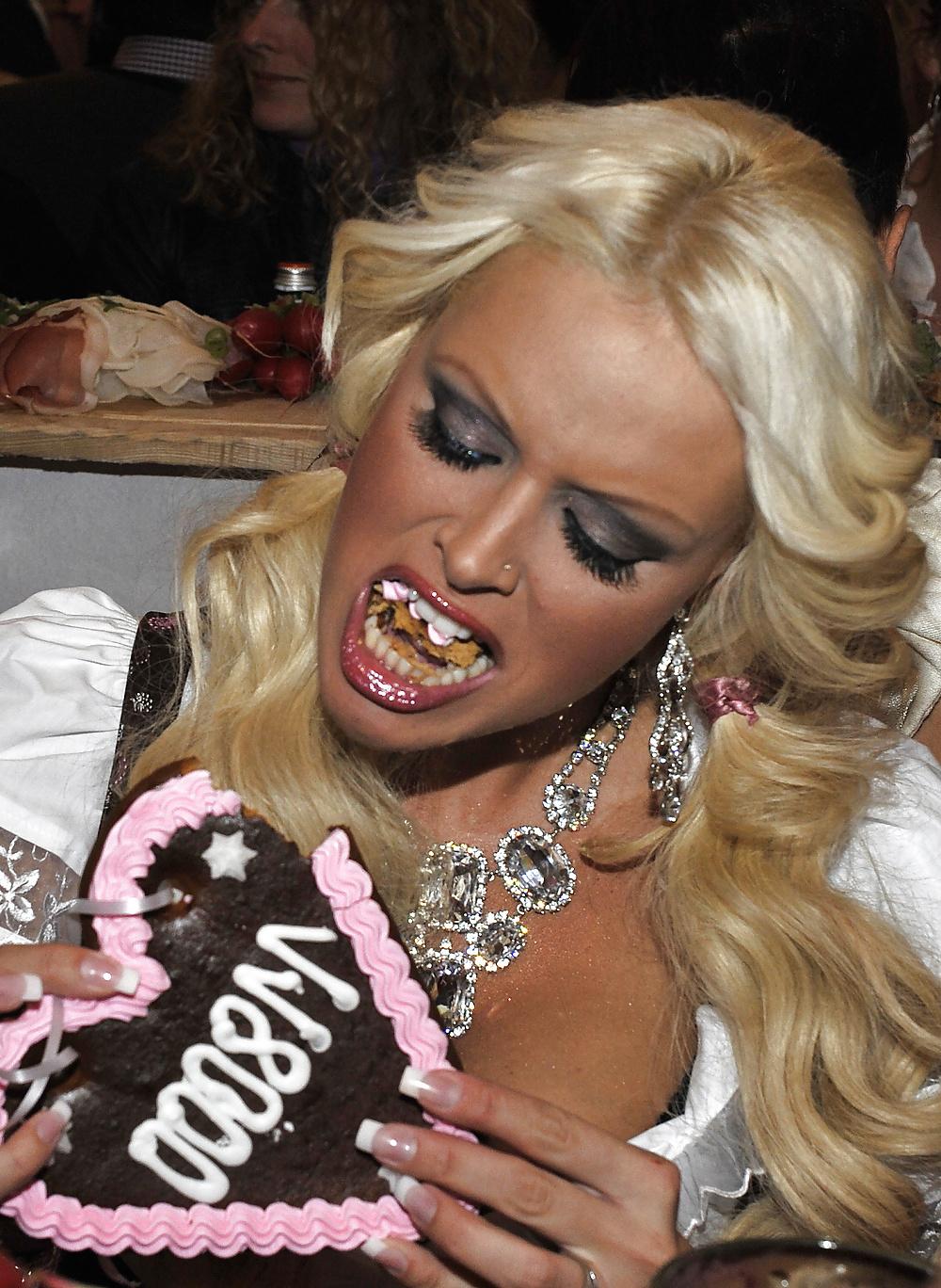 25P Celebs making a grimace - Daniela Katzenberger