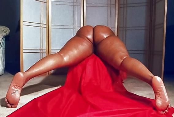 25P Ebony ass & bare soles