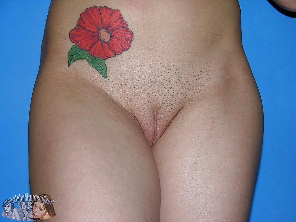 20P Amateur Hairy Ass Upskirt
