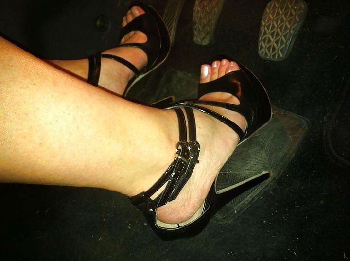 11P Feet and shoes of wife, daughter, lovers and friends