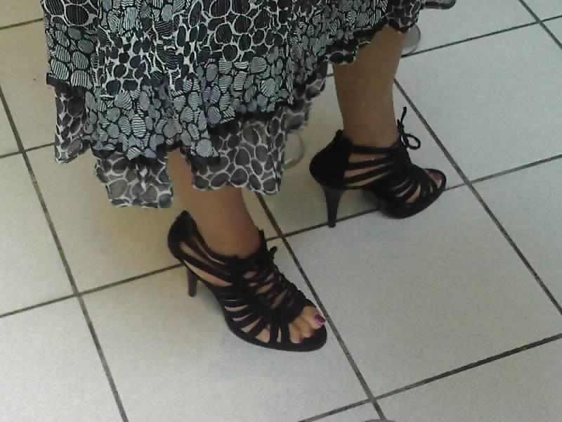 11P Feet and shoes of wife, daughter, lovers and friends
