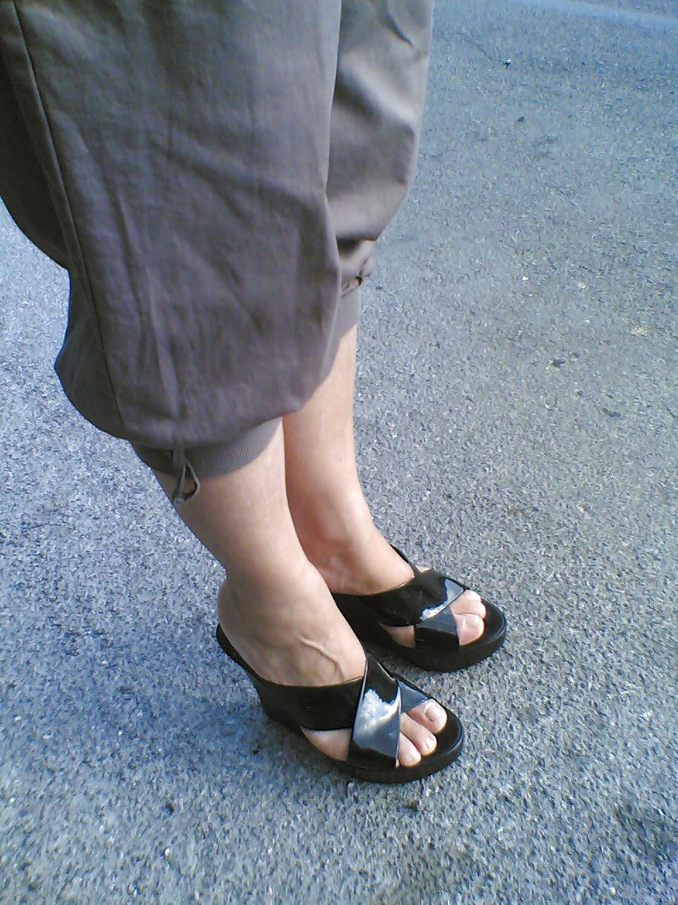 11P Feet and shoes of wife, daughter, lovers and friends